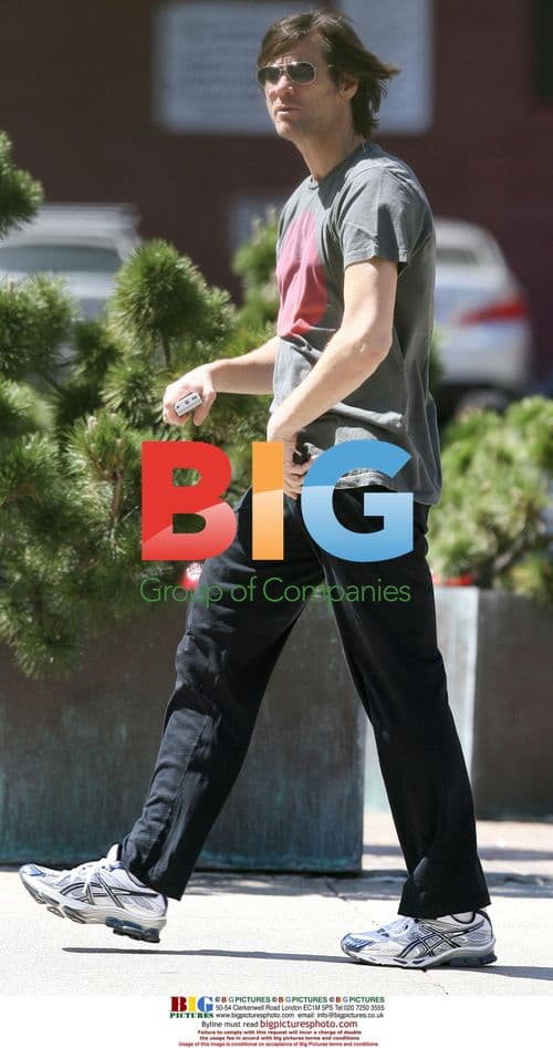 Jim Carrey Running on Brooklyn Bridge
