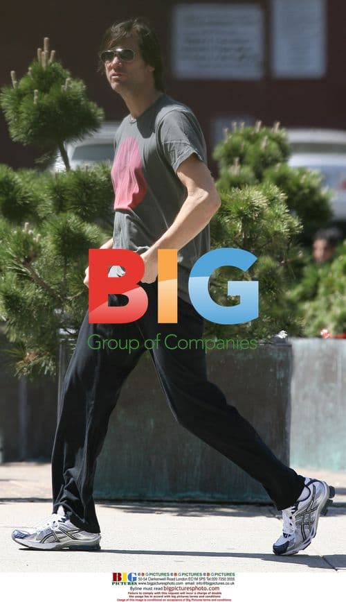 Jim Carrey Runs on Brooklyn Bridge