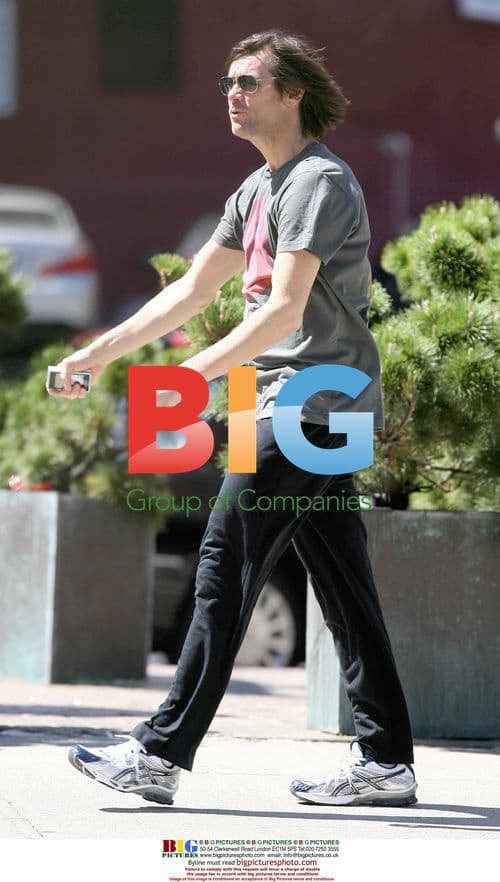 Jim Carrey Running on Brooklyn Bridge