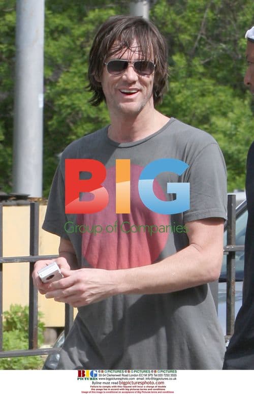 Jim Carrey Running on Brooklyn Bridge