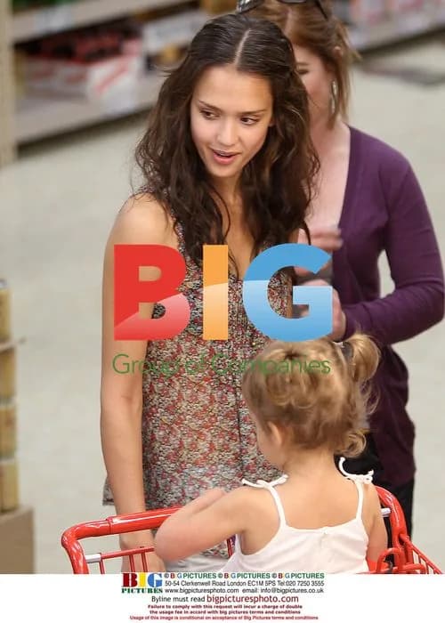 Jessica Alba shops with daughter in Beverly Hills