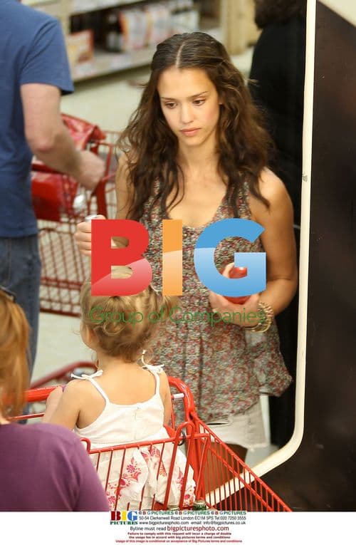 Jessica Alba shops with daughter in LA