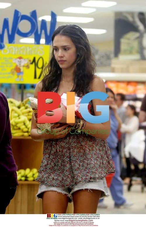 Jessica Alba Shops with Daughter