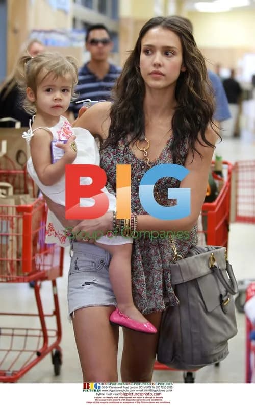 Jessica Alba Shopping with Daughter