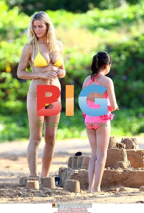 Brooklyn Decker filming "Just Go With It" in Maui