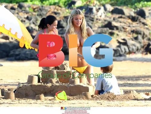 Brooklyn Decker on Set in Maui