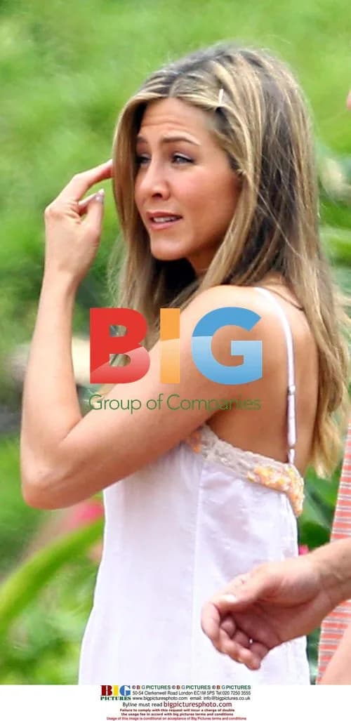 Jennifer Aniston and Adam Sandler film 'Just Go With It' in Maui
