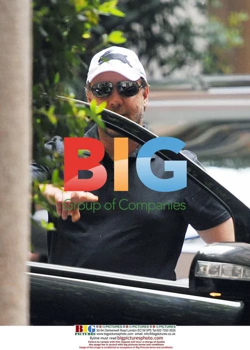 Russell Crowe Waves in Milan