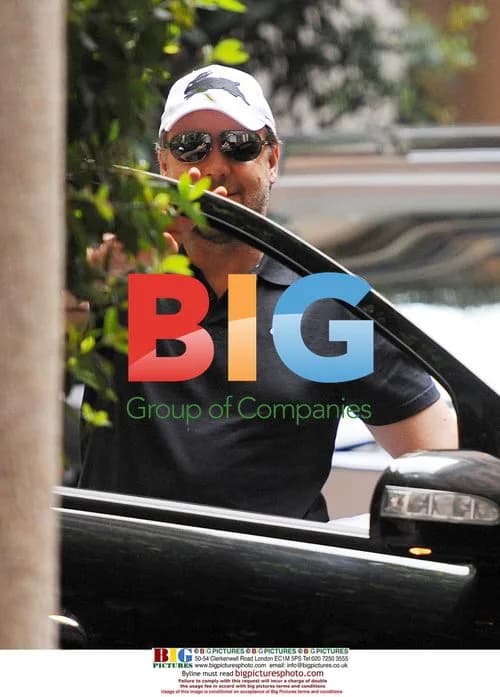 Russell Crowe Waves in Milan