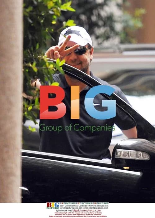 Russell Crowe Waves in Milan