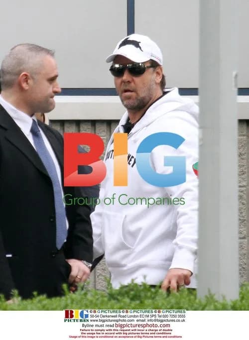 Russell Crowe Waves in Milan
