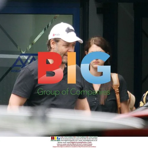 Russell Crowe Waves in Milan