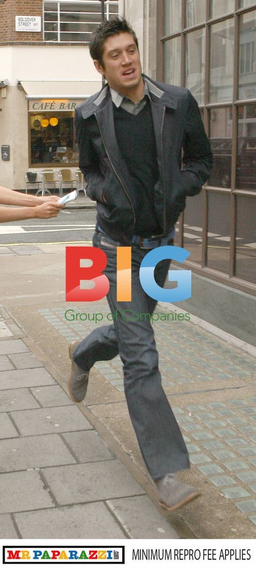 Vernon Kay Runs Late for Radio Show