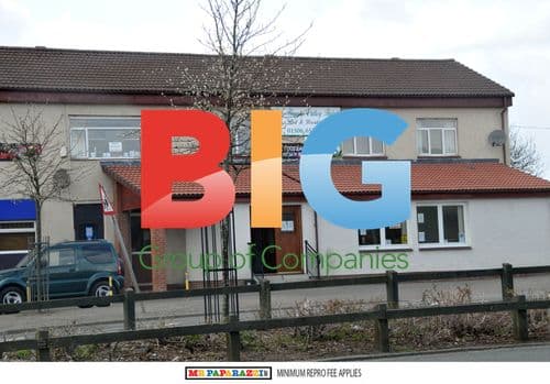 Susan Boyle Leaves Home, Waits for Bus