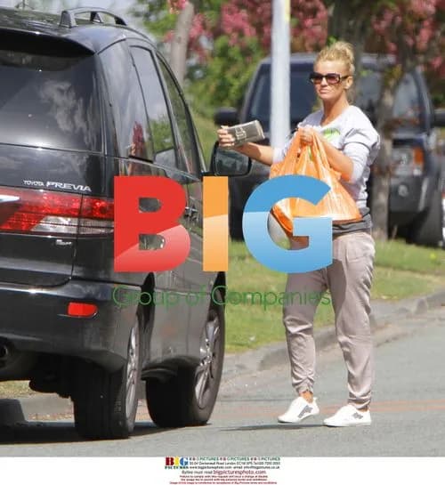 Kerry Katona Grabs Sunday Lunch