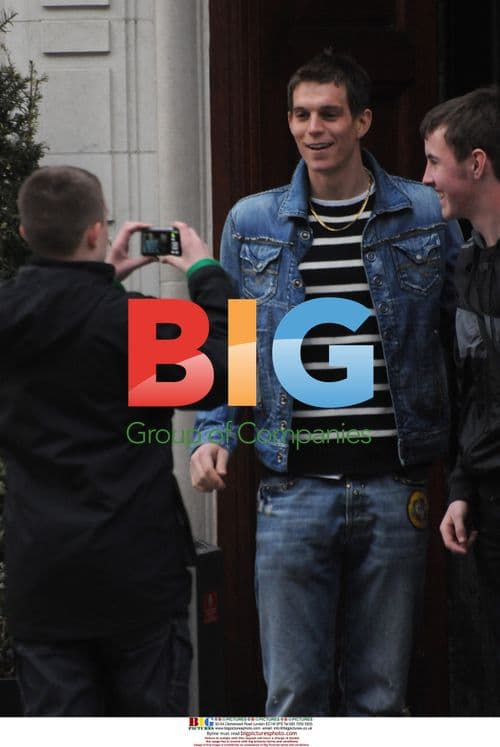 Daniel Agger signs autographs before wedding