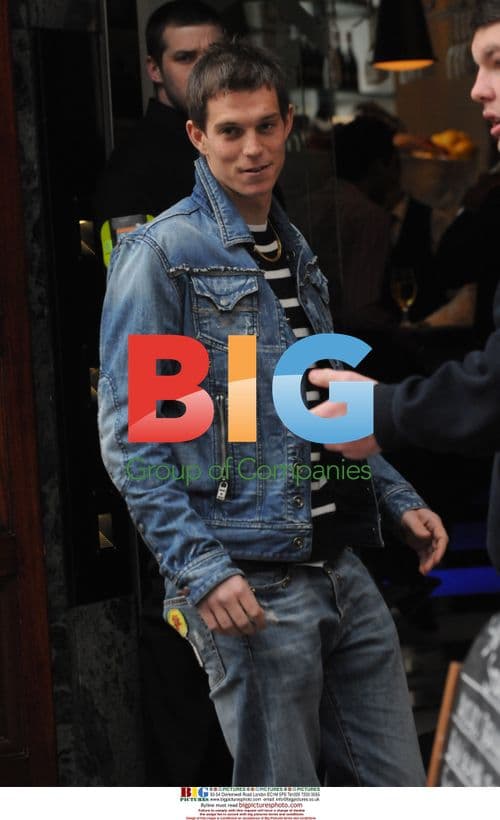 Daniel Agger signs autographs before wedding