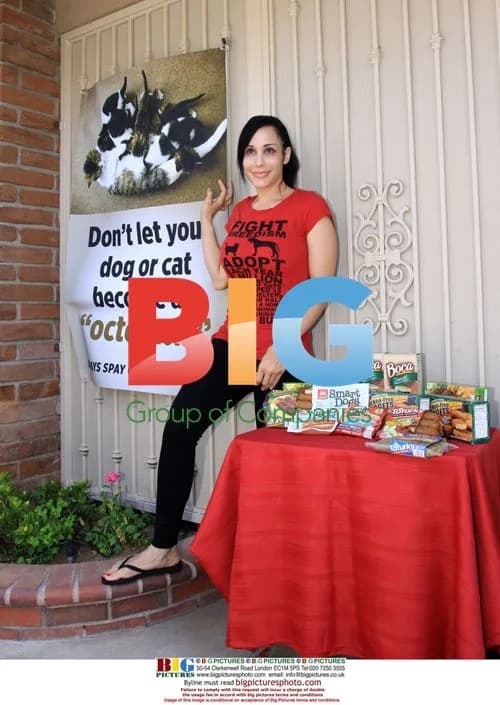 Octomom Unveils PETA Banner