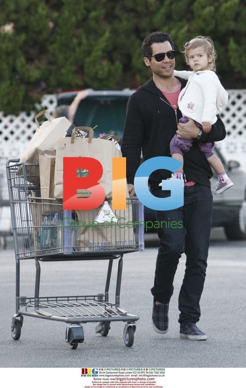 Cash Warren and daughter Honor Marie Warren grocery shopping