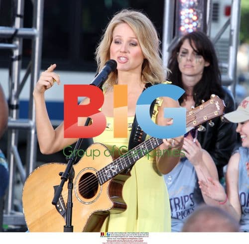 Jewel Performs on CBS Early Show