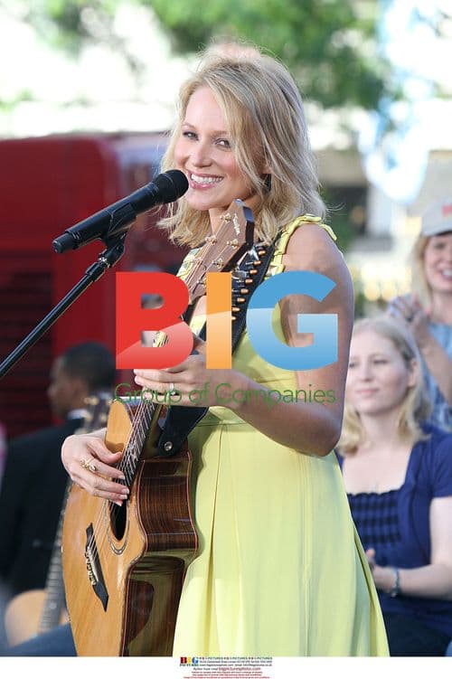 Jewel performs at CBS Early Show