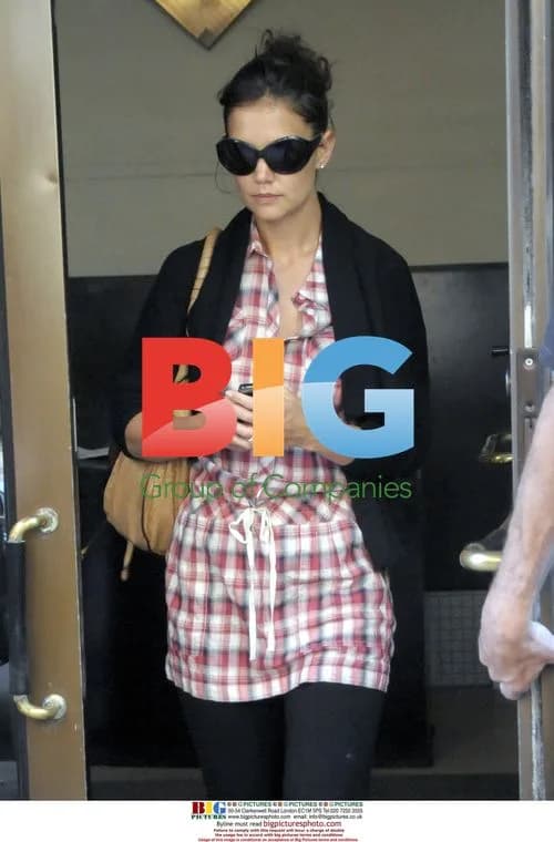 Katie Holmes Leaves NYC Apartment