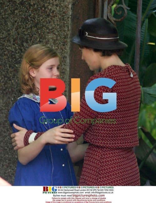 Kate Winslet on set of "Mildred Pierce"