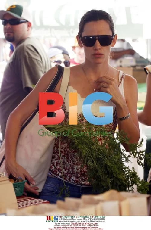Jennifer Garner Shops at Farmers Market