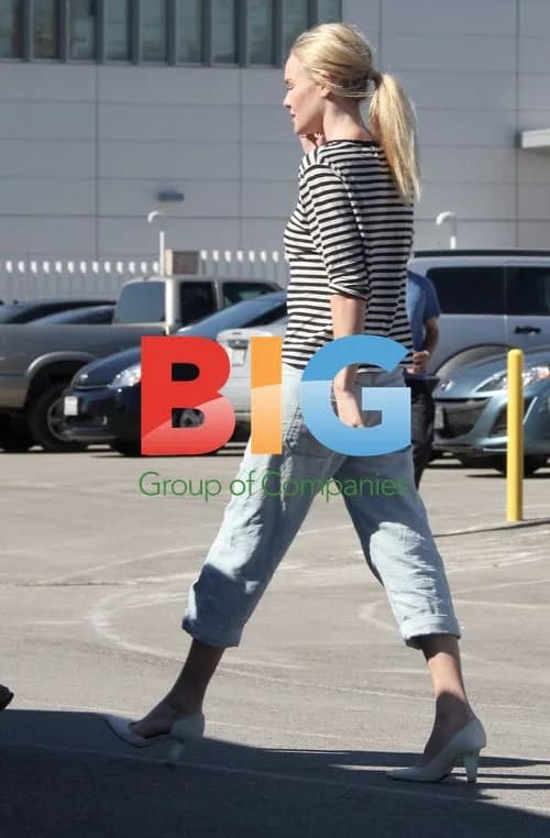 Kate Bosworth eating cheeseburger on set