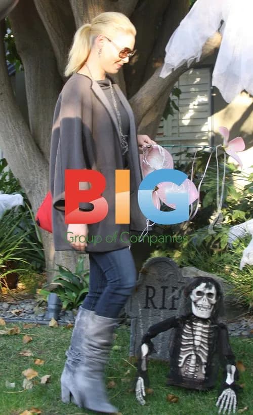 Katherine Heigl takes daughter Naleigh to Halloween party