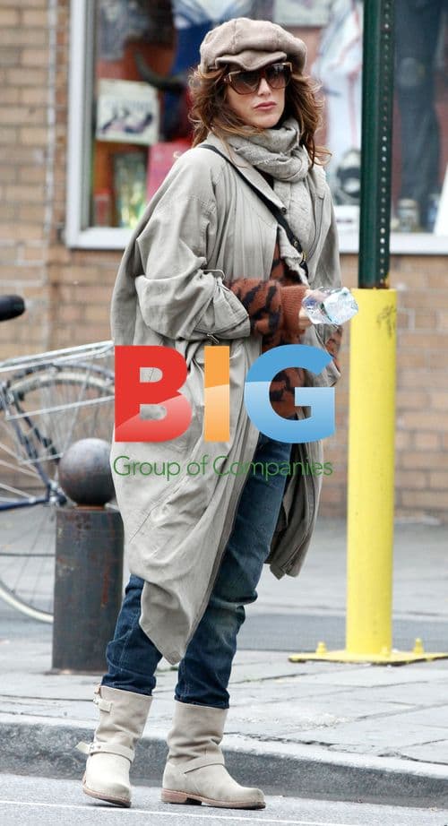 Jennifer Esposito hails cab in NYC