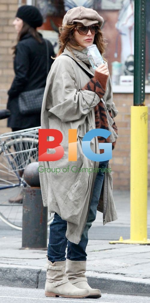 Jennifer Esposito Hails Cab in NYC