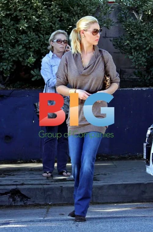 Katherine Heigl and mom leaving restaurant