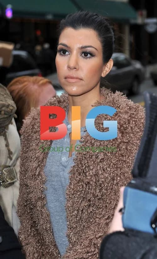 Kim and Kourtney Kardashian Enjoy Coffee Break