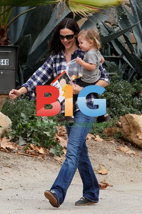 Jennifer Garner and Daughter Shopping