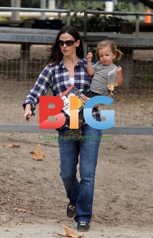 Jennifer Garner with daughter Seraphina shopping