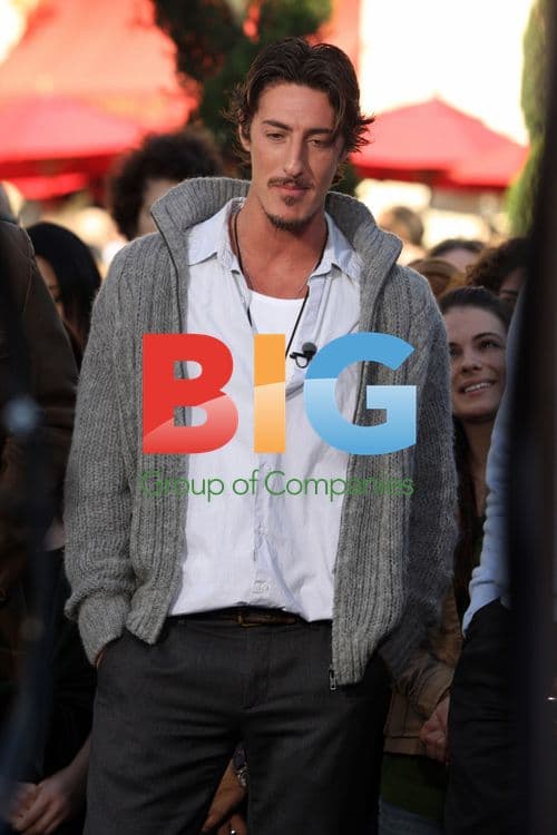 Eric Balfour Visits Extra in LA