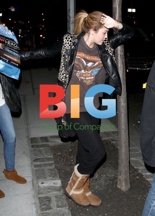 Miley Cyrus avoiding cameras in NYC