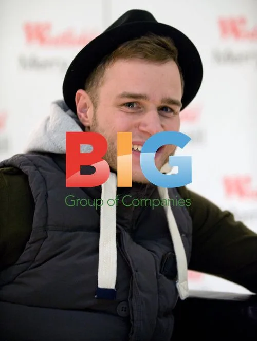 Olly Murs Turns on Paisley Christmas Lights