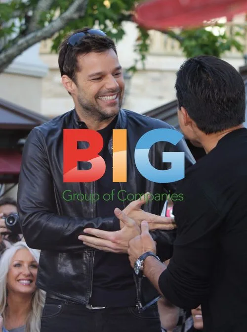 Ricky Martin visits "Extra" with Mario Lopez