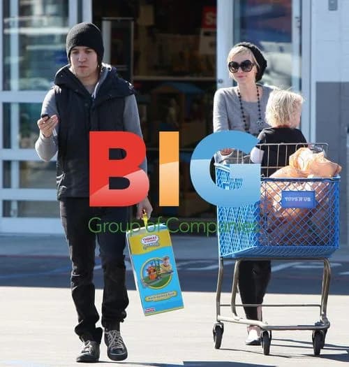 Ashlee Simpson and Pete Wentz with son at Toys R Us
