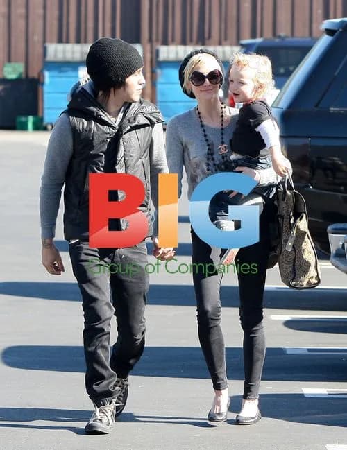 Ashlee Simpson and Family Shop at Toys R Us