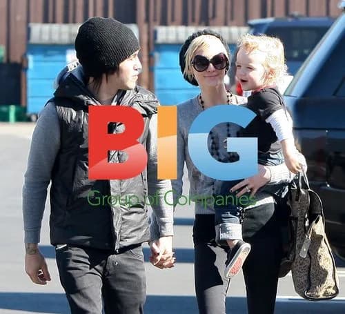 Ashlee Simpson and Pete Wentz Shop with Son