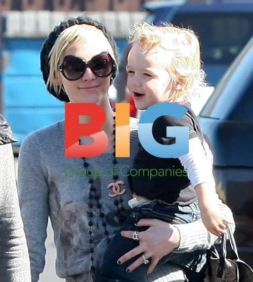 Ashlee Simpson and Pete Wentz with son Bronz at Toys R Us