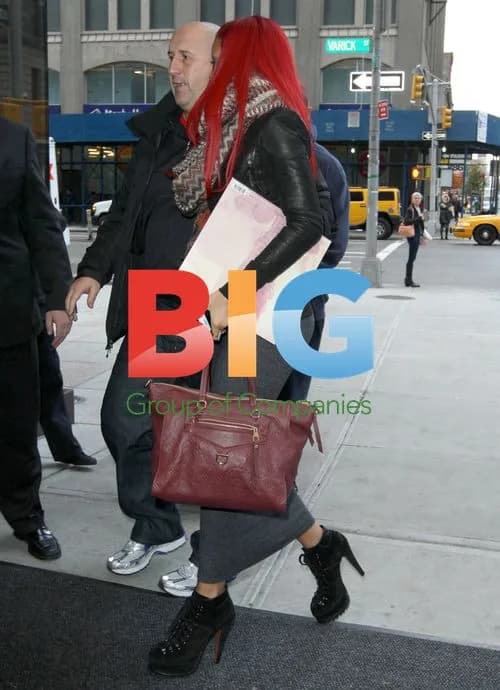 Rihanna arrives with new album