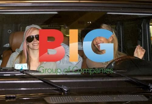Avril Lavigne and mom shopping