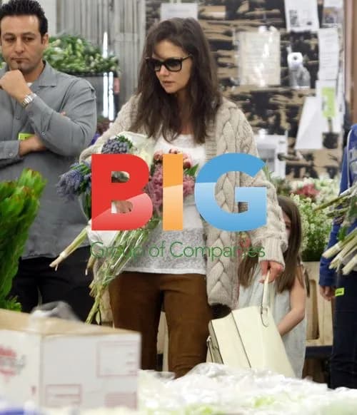 Katie Holmes and Suri Shopping at Flower Mart