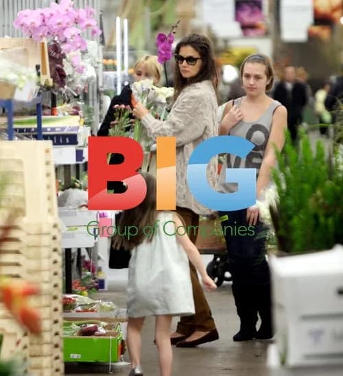 Katie Holmes and Suri Shopping Flowers