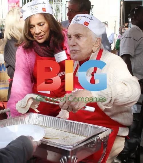 Kirk Douglas Joins Mayor for Thanksgiving Meal
