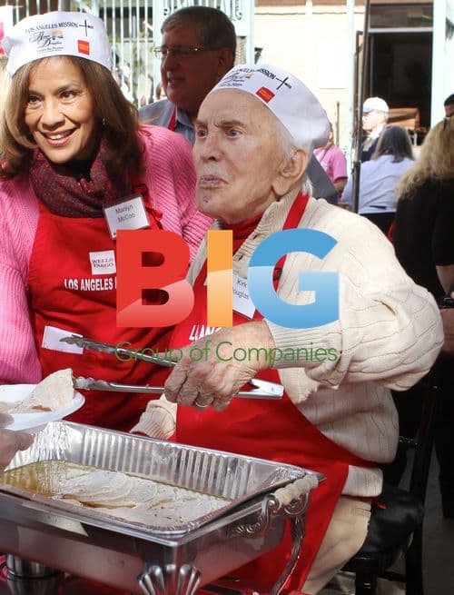 Kirk Douglas Serves Thanksgiving Meal